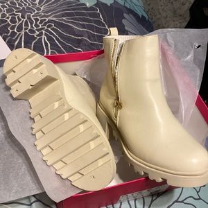 Wide fit Shoe dazzle Danilyn booties